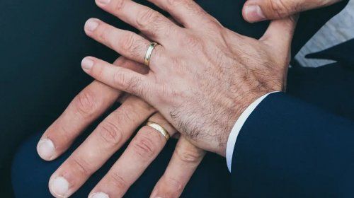 [Casamentos entre pessoas do mesmo sexo batem recorde em 2022]